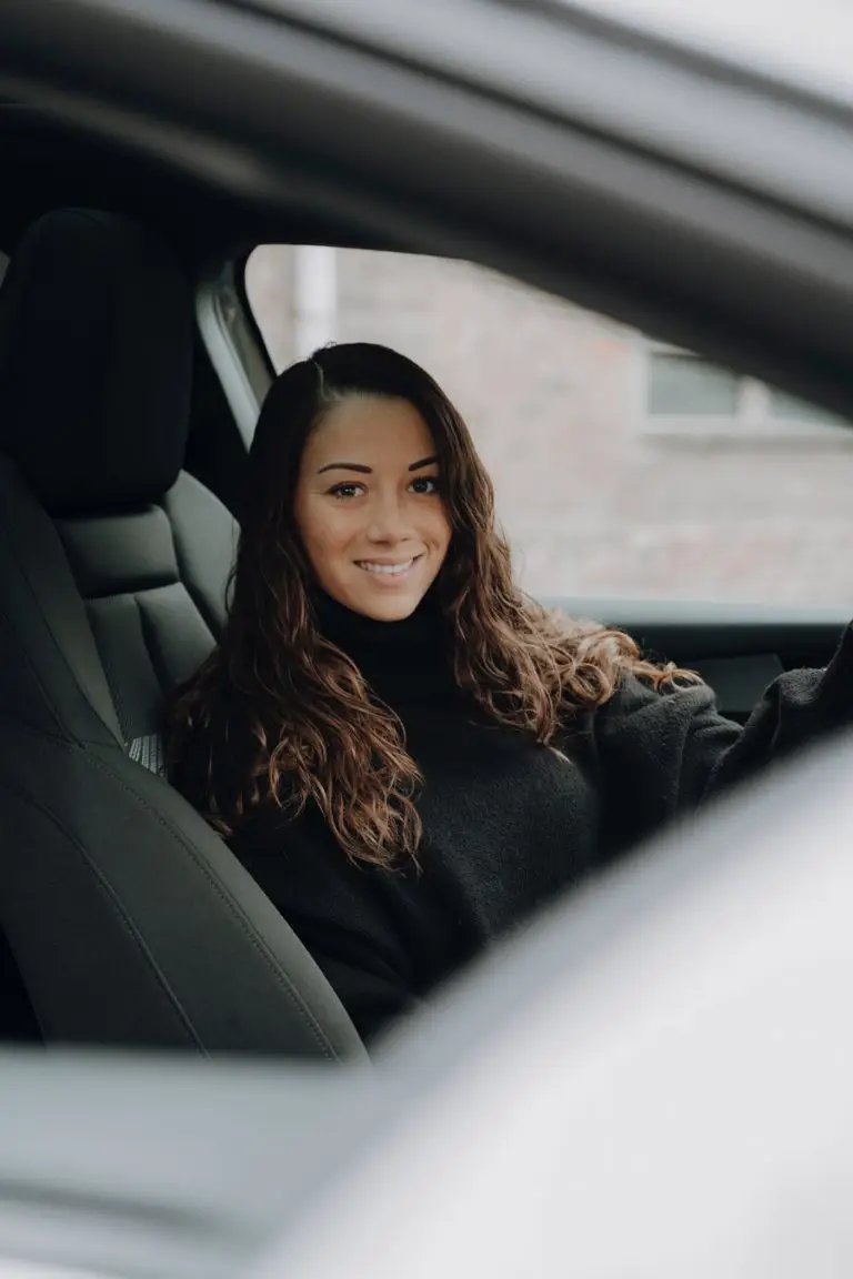 Junge Frau auf Fahrersitz