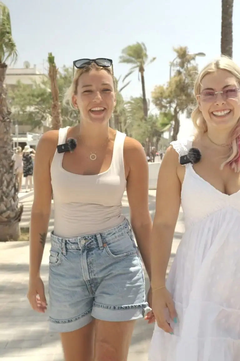 Junge Frauen mit Mikros